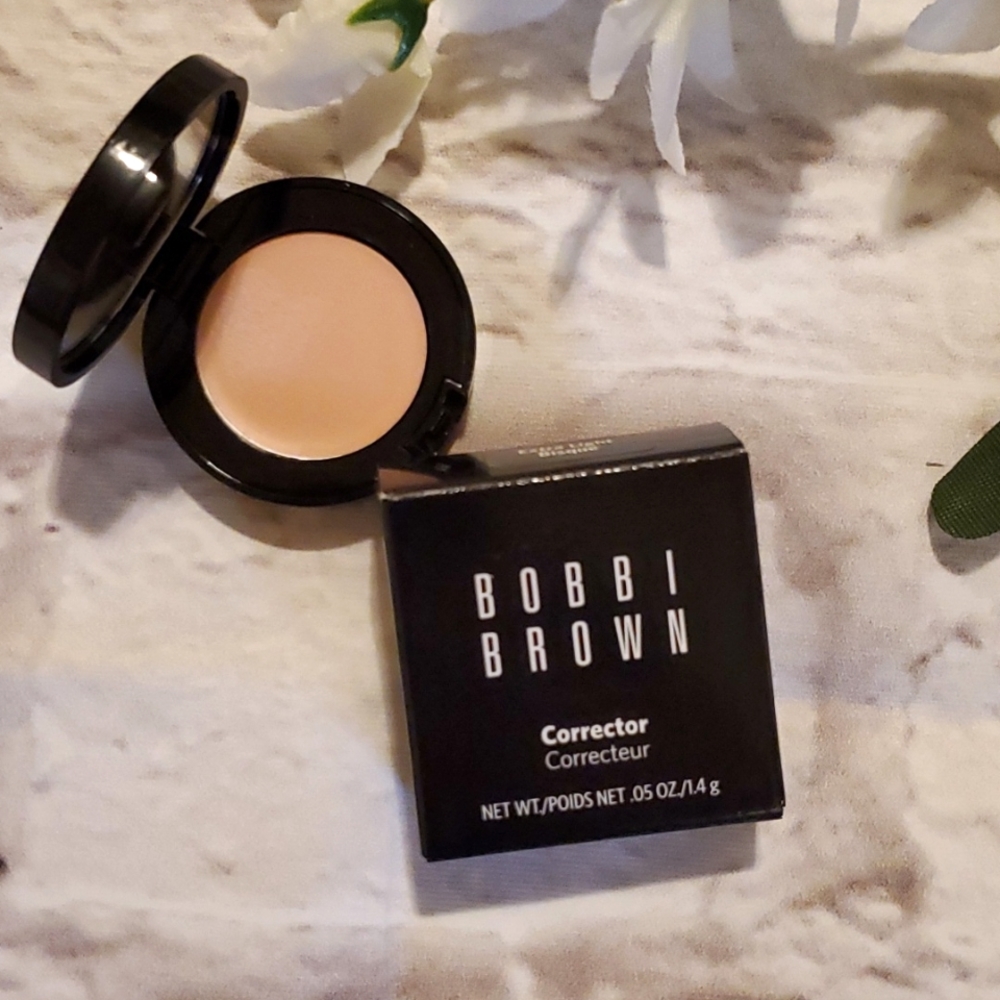 🌸BOBBI BROWN COLOR CORRECTOR IN THE COLOR (EXTRA LIGHT BISQUE).
